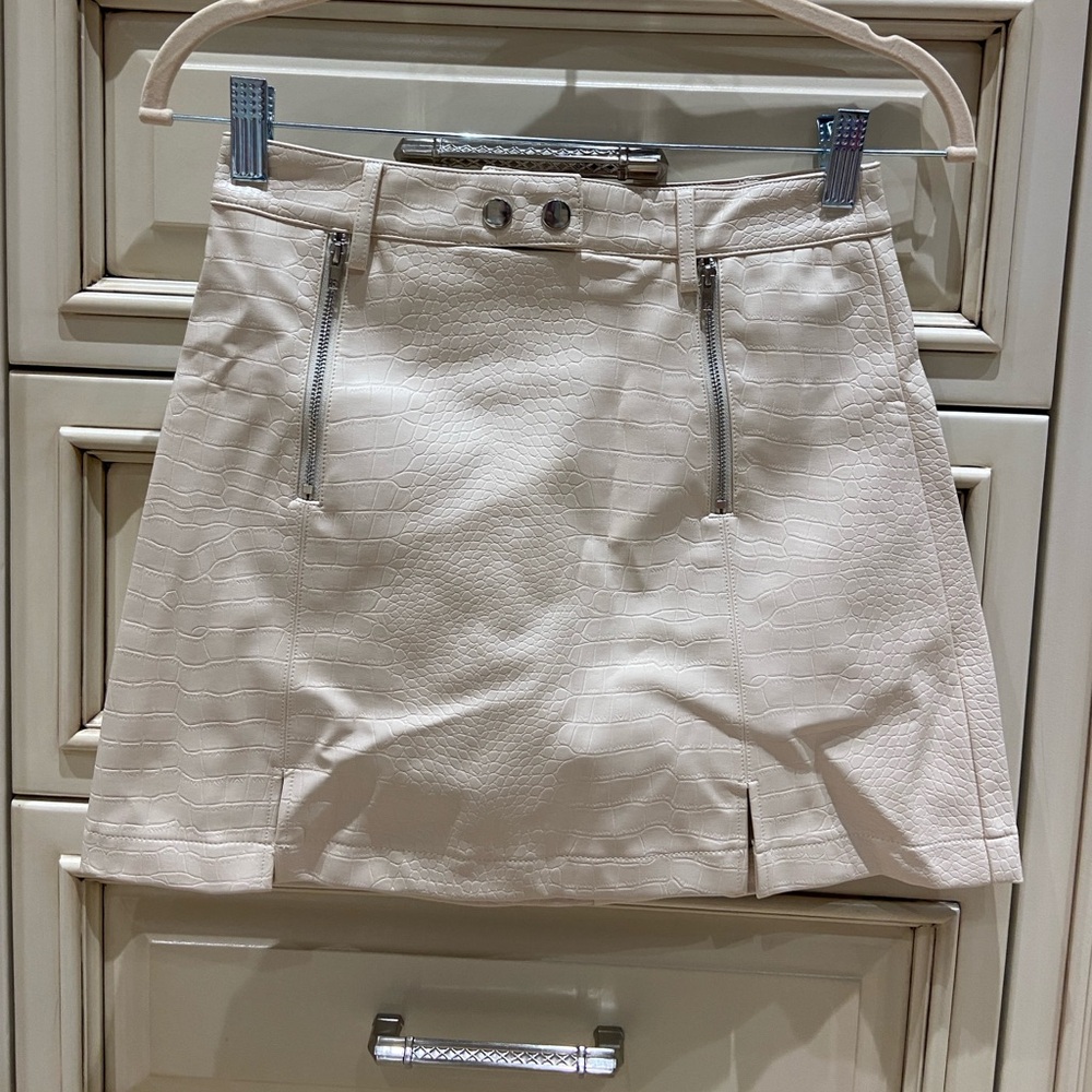Mi Ami for Francesca’s Elegant Cream Skirt with Zipper faux leather crocodile